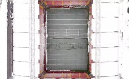 Hava sıcaklığı eksi 17 dereceyi gördü, çareyi naylon örtüyle buldular