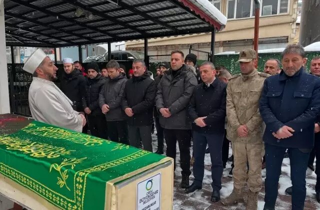 Kimsesiz ve engelli çocuk son yolculuğuna da yalnız uğurlandı