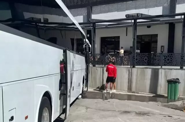 Hesabı ödeyemedikleri için restoranda rehin kalan takıma şok ceza