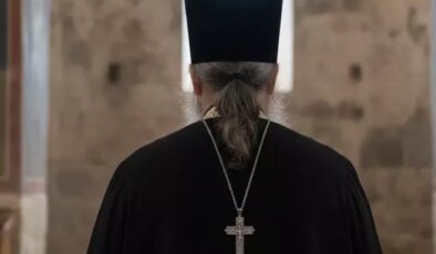 Hindistan’da Papaz Bipin Bihari Naik’e inanılmaz saldırı: Zorla inek dışkısı yedirildi