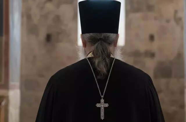 Hindistan’da Papaz Bipin Bihari Naik’e inanılmaz saldırı: Zorla inek dışkısı yedirildi