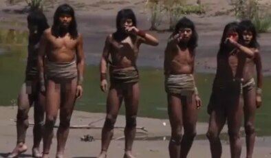 İlk kez kamera gören izole kabile üyelerinden ilginç tepkiler