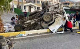 İnşaat işçilerini taşıyan kamyonet devrildi: 2 ölü, 1 ağır yaralı