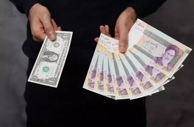İran riyali, dolar karşısında rekor düşük seviye olan 1,5 milyona geriledi
