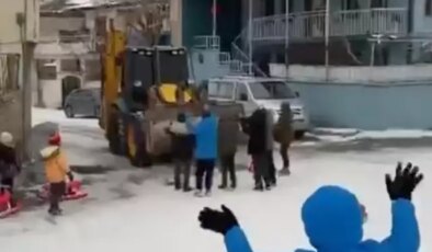 İş makinesinin önünü kesen çocuklar, kaydıkları alanın temizlenmemesini istedi