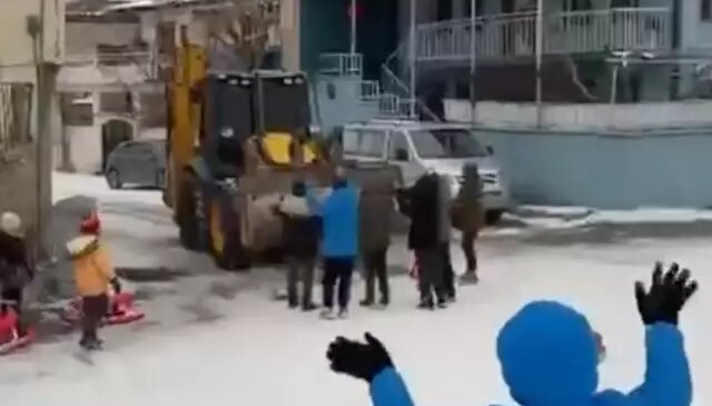 İş makinesinin önünü kesen çocuklar, kaydıkları alanın temizlenmemesini istedi