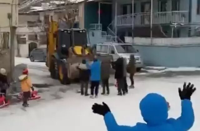 İş makinesinin önünü kesen çocuklar, kaydıkları alanın temizlenmemesini istedi