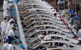 İşler iyi gitmiyor! Otomotiv devi üretimi ikinci kez durdurdu