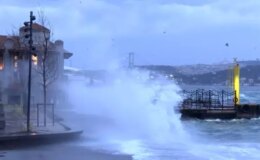 İstanbul’da fırtına etkili oluyor; Beşiktaş’ta dev dalgalar oluştu