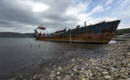 İzmir’de koyda kaçak sökümü yapılan hurda gemiye 2 milyon 850 bin lira para cezası