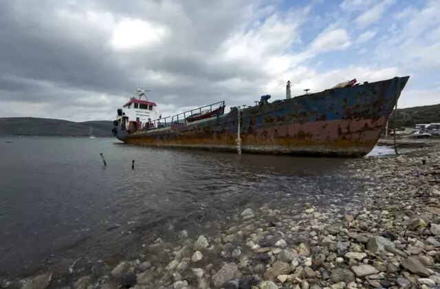 İzmir’de koyda kaçak sökümü yapılan hurda gemiye 2 milyon 850 bin lira para cezası