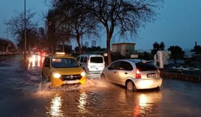 İzmir’de sağanak etkili oldu