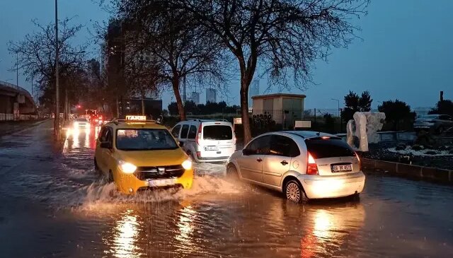 İzmir’de sağanak etkili oldu