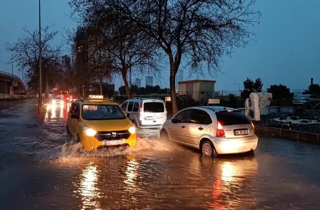 İzmir’de sağanak etkili oldu