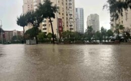 İzmir’de sağanak ve fırtına hayatı felç etti, yollar göle döndü