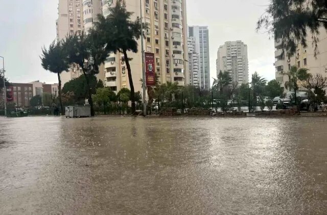 İzmir’de sağanak ve fırtına hayatı felç etti, yollar göle döndü