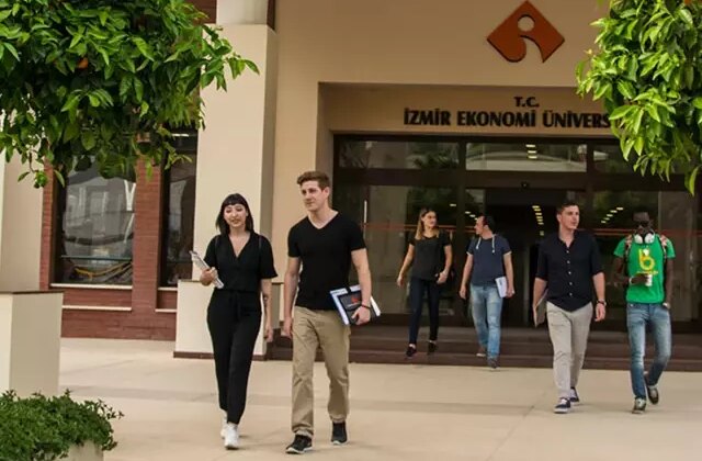 İzmir Ekonomi Üniversitesi’nde infial yaratan skandal: Kız öğrencileri oylamaya koydular