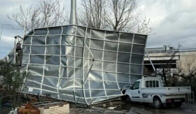 İzmir’i sağanak vurdu; 320 konut, 78 iş yeri, 5 kamu binası ve 11 aracı su bastı