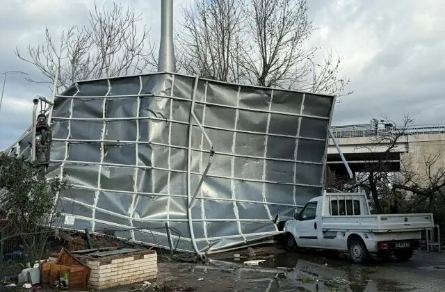 İzmir’i sağanak vurdu; 320 konut, 78 iş yeri, 5 kamu binası ve 11 aracı su bastı