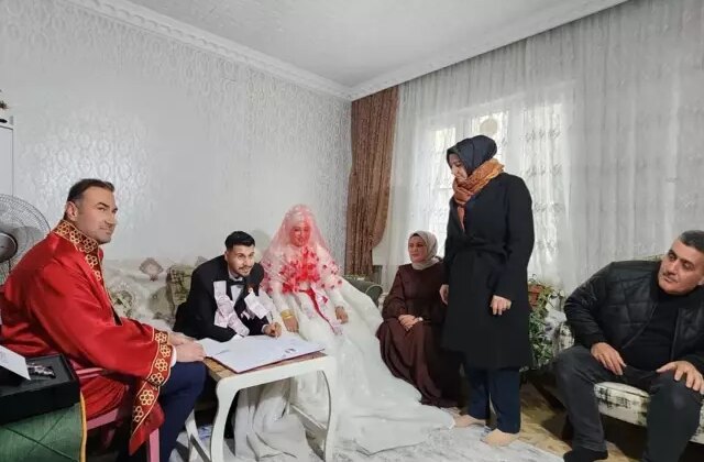 Kar engel olamadı: Nikah salonuna gidemeyen çiftin imzası evde atıldı