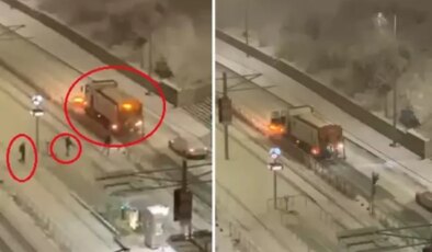 Kar topu isabet eden kar küreme aracı refüje çarptı