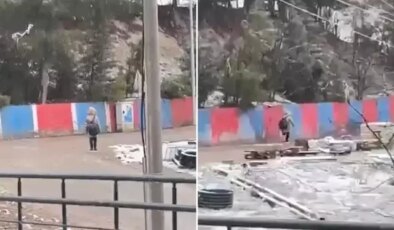 Kar yağarken İstiklal Marşı’na saygı duruşunda bulunan minik, gönülleri fethetti