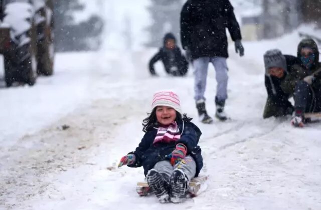 Kar yağışı ülkeyi esir aldı! Çok sayıda kentte eğitime kar arası