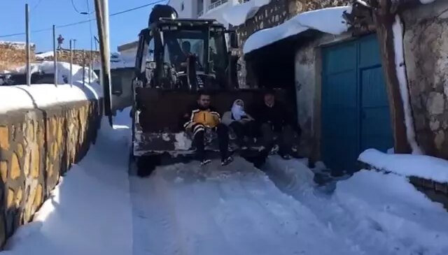 Yollar karla kaplandı, hasta kepçeyle hastaneye ulaştırıldı