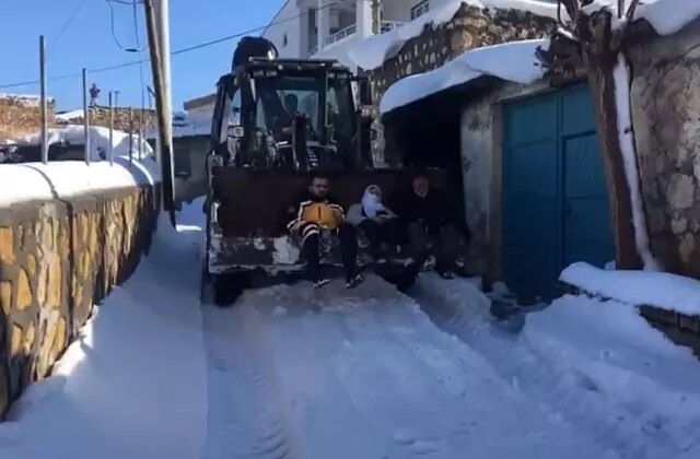 Yollar karla kaplandı, hasta kepçeyle hastaneye ulaştırıldı