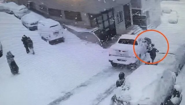 Karlı yolda kontrolden çıkan kamyonet 2 çocuğa çarptı