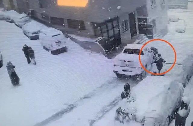 Karlı yolda kontrolden çıkan kamyonet 2 çocuğa çarptı