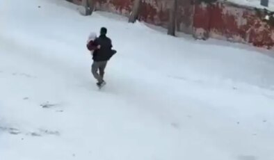 Kars’ta vefa dolu görüntü: Hasta annesini kucağında taşıdı