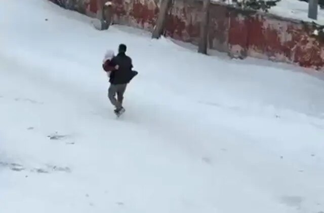 Kars’ta vefa dolu görüntü: Hasta annesini kucağında taşıdı