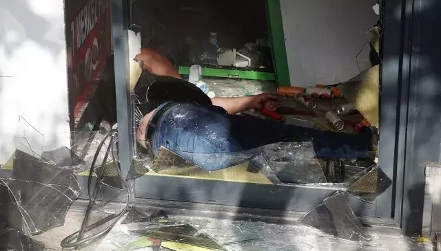 Ortağına sinirlendi, elinde satırla kendini kilitlediği dükkanı ateşe verdi