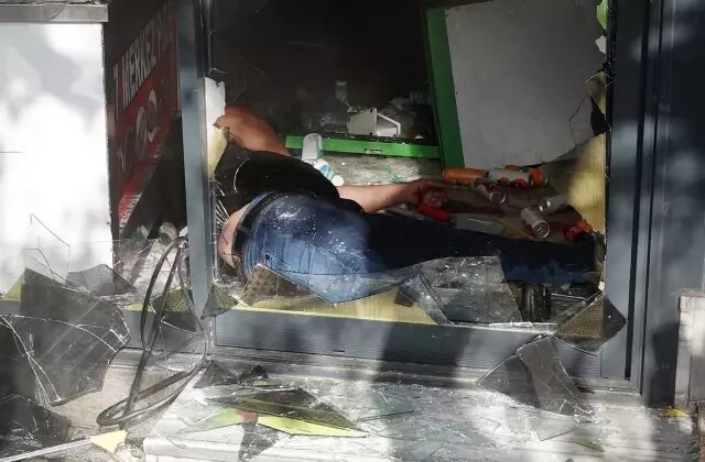 Ortağına sinirlendi, elinde satırla kendini kilitlediği dükkanı ateşe verdi