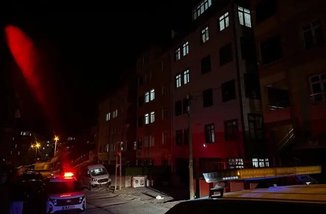 Kendisinden 14 yaş küçük erkek arkadaşını terasta öldürdü