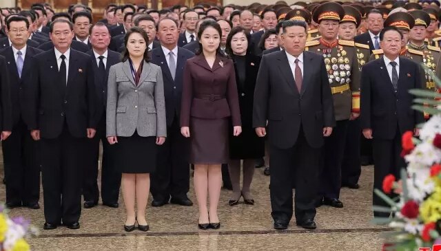 Kim’in aile anıtını kızıyla ziyaret etmesi “varis” tartışmalarını alevlendirdi