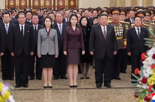 Kim’in aile anıtını kızıyla ziyaret etmesi “varis” tartışmalarını alevlendirdi