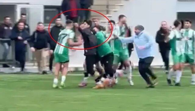 Kırmızı kartlar havada uçuştu! Amatör maçta saha karıştı, yumruklar konuştu