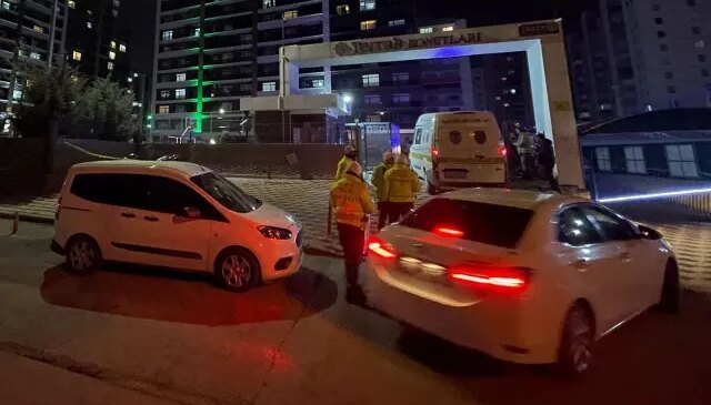 Kız kardeşini öldürdü, annesini ağır yaralayıp intihar etti