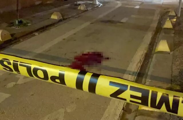 Kız kavgasında 4 yerinden bıçaklanan genç ağır yaralandı