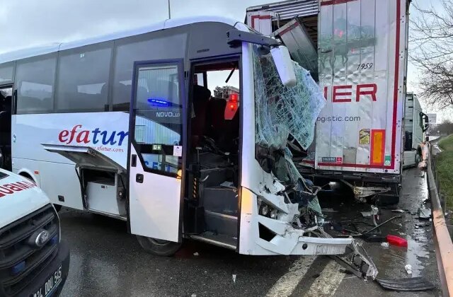 Kurtköy’de midibüs park halindeki TIR’a çarptı; 13 yaralı
