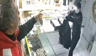 Kuyumcudan 3 milyon liralık altın çalıp kaçtı