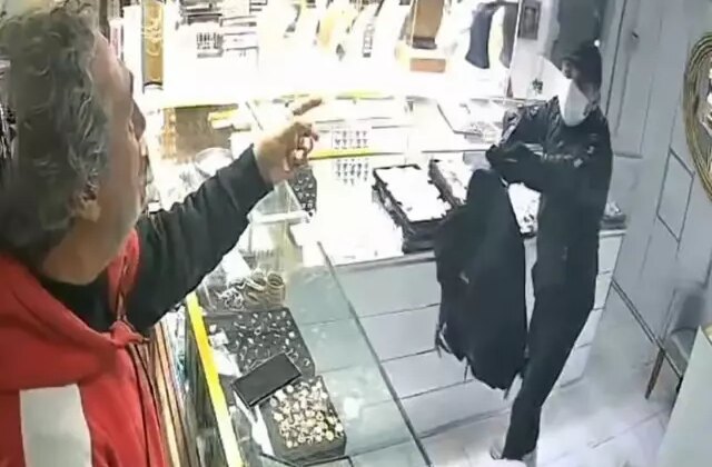 Kuyumcudan 3 milyon liralık altın çalıp kaçtı