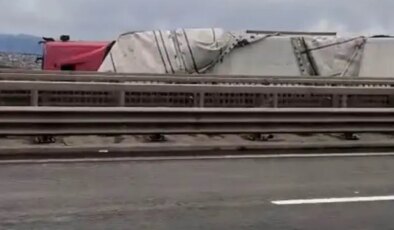 Kuzey Marmara Otoyolu’nda şiddetli fırtına: 2 tır devrildi