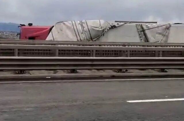 Kuzey Marmara Otoyolu’nda şiddetli fırtına: 2 tır devrildi