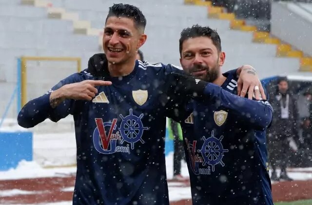 Lapa lapa yağan kar bile galibiyete engel olamadı! Erzurumspor gözünü Süper Lig’e dikti