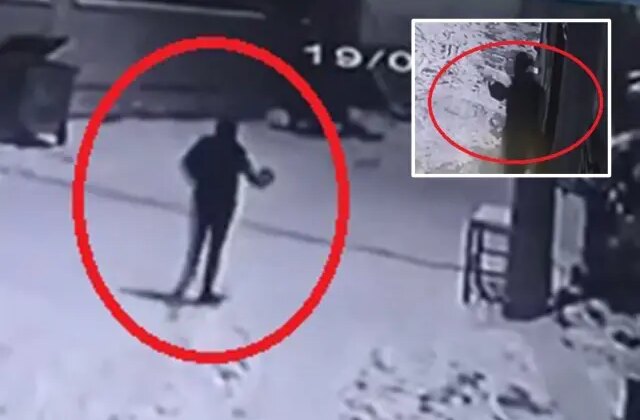 Mahalleye inen kurtları elindeki çaydanlıkla kovaladı