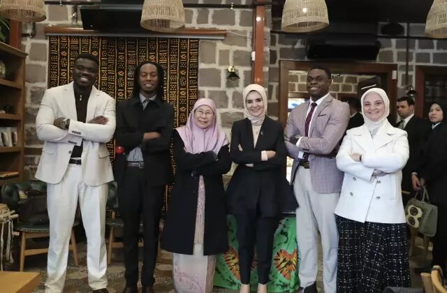 Malezya Başbakanı’nın eşi Ankara’da Afrika Evi’ni ziyaret etti