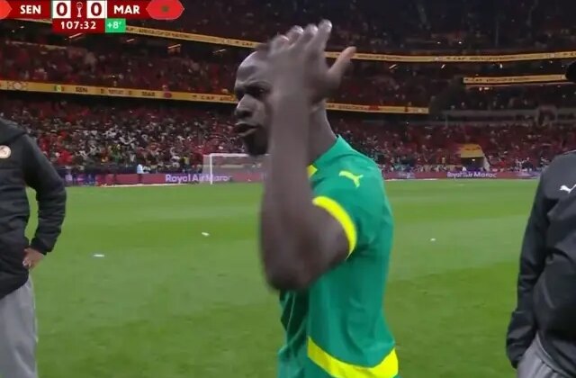 Mane sahadan çekilen takımı tek cümlesiyle geri döndürmüş